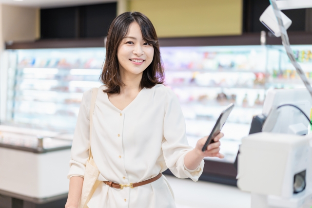 店内で買い物をしている女性