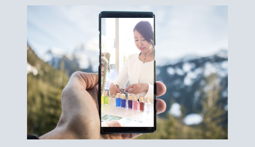 スマホにカラーセラピストとボトルが写っている画像
