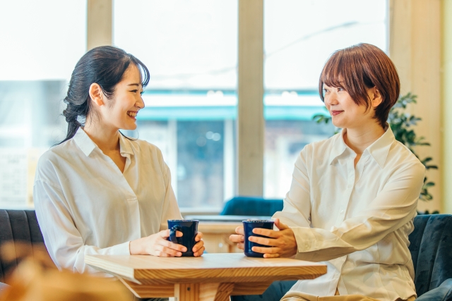Caféで人生の意義を語る2人の女性