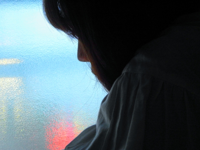 自分が悪いとうつむく女性