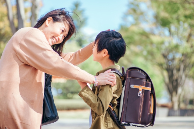 母親に褒められて喜ぶ男の子