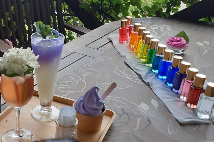 ラベンダーのソフトクリーム・アイスカフェとカラーボトル