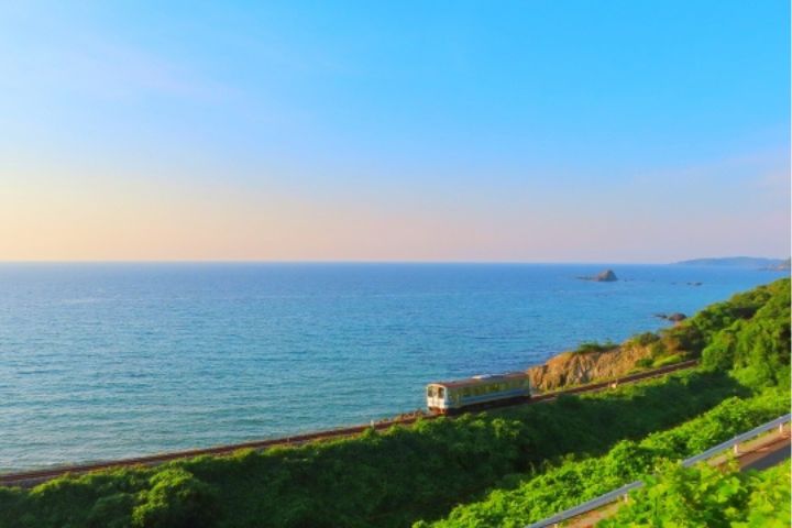 島根県、海岸線を走る山陰本線