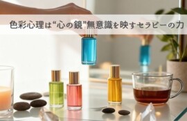 ブルーのボトルを選ぶ手元と鏡──色は、心を映す鏡