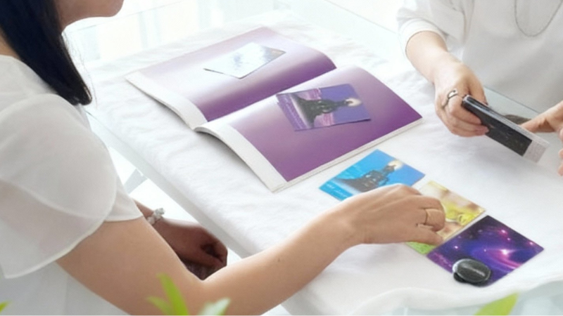 色を使った対話を学ぶアソシエーションカード講座の様子