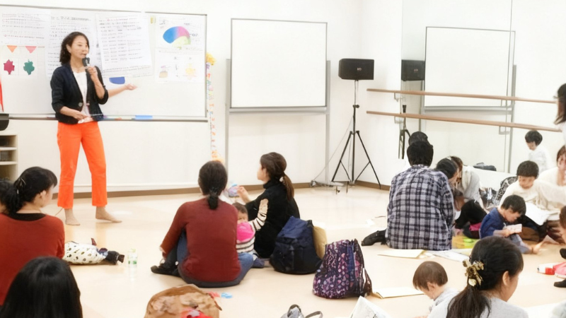 親子で遊んで育む色育講座の様子